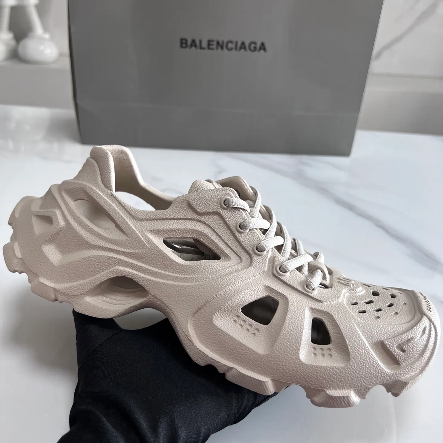 👟👟Ex-factory price 380👟👟 Balenciaga must-have beach shoes for summer: Men's and women's shoes are made of ultra-light 95% (injection molding) EVA plastic, 5% foam plastic foam cushioning material #Ultra-lightweight one-piece foam shoe mold ❗ New summer product, French high-end luxury brand - Balenciaga BALENCIAGA 3XL Rubber Low Top Sneakers 3XL version series summer beach wading versatile trendy lace-up casual sports hole sandals. Size: 35-46